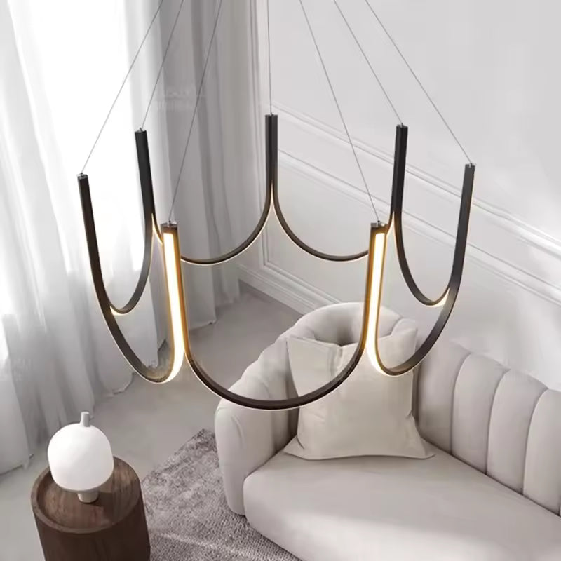 Suspension LED noire aux arceaux courbés, au design moderne, minimaliste et sculptural