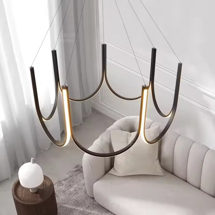 Suspension LED noire aux arceaux courbés, au design moderne, minimaliste et sculptural
