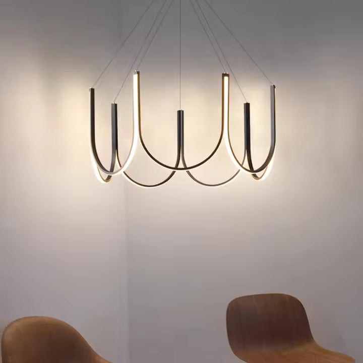 Éclairage chaleureux pour ce lustre LED à arceaux noirs, au design aérien, moderne et sculptural