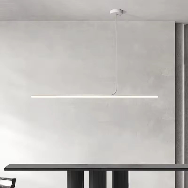 Très graphique, ce lustre tube de couleur blanc se distingue par sa silhouette fine dans un intérieur contemporain épuré.