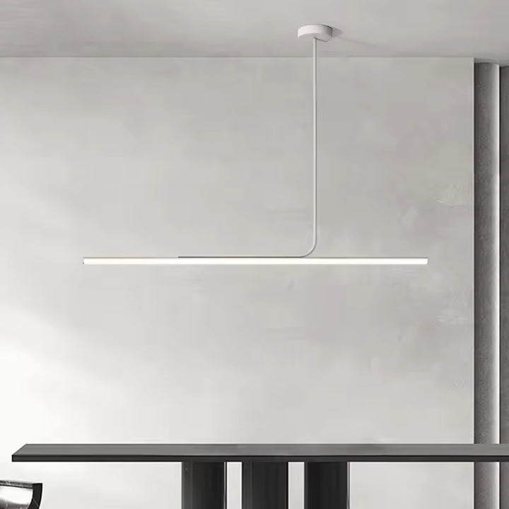 Très graphique, ce lustre tube de couleur blanc se distingue par sa silhouette fine dans un intérieur contemporain épuré.
