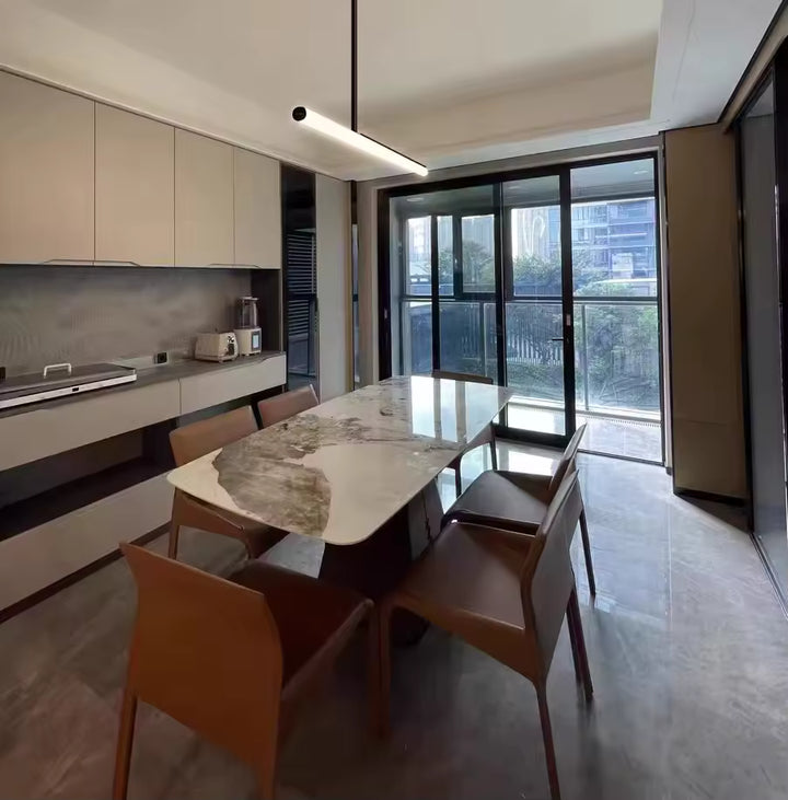 Au-dessus d’une grande table, ce lustre LED linéaire apporte une touche minimaliste à une salle à manger moderne.