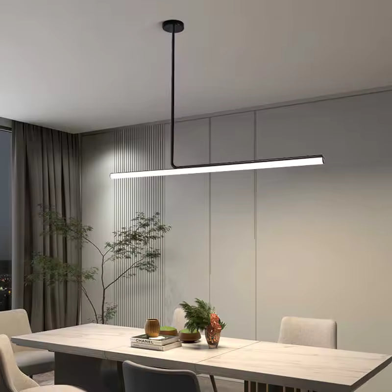 Dans une salle à manger épurée, le lustre LED linéaire noir structure l’espace avec une esthétique moderne et minimaliste.