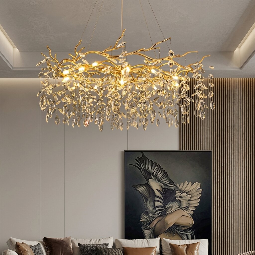 Lustre LED doré au style organique naturel, illuminant une chambre raffinée par sa structure ramifiée.