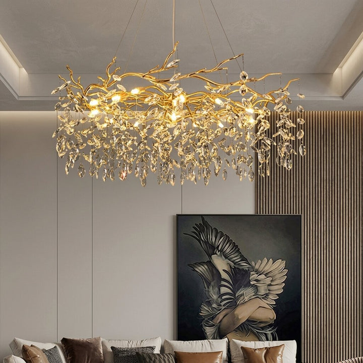 Lustre LED doré au style organique naturel, illuminant une chambre raffinée par sa structure ramifiée.