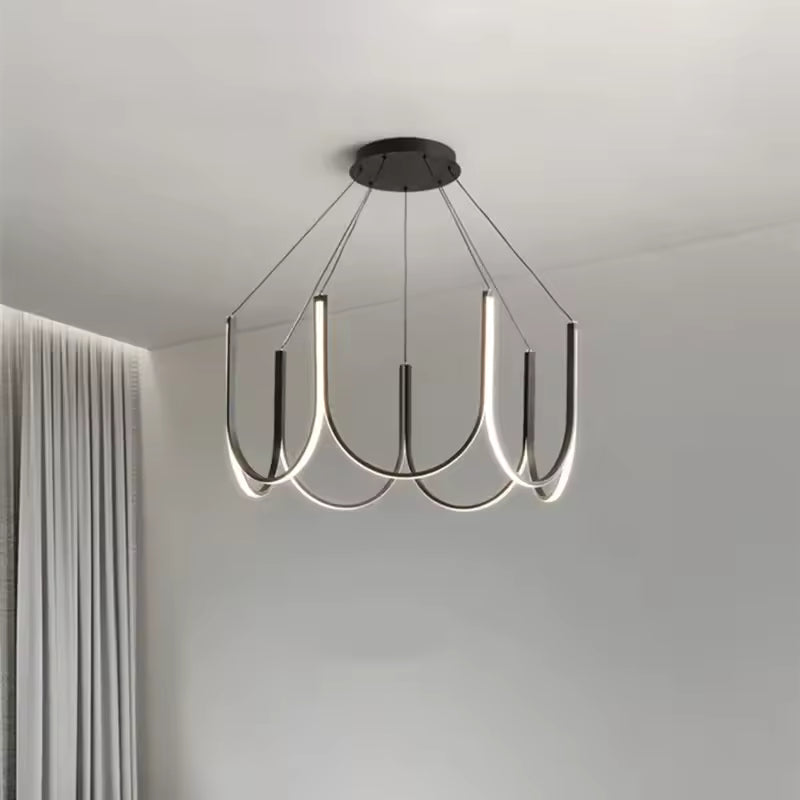 Avec ses courbes lumineuses en suspension, ce lustre LED noir affiche un style épuré, moderne et aérien