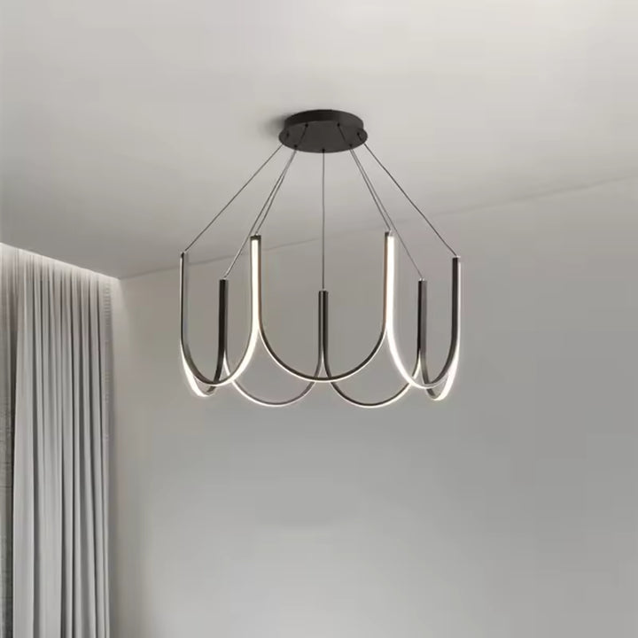 Avec ses courbes lumineuses en suspension, ce lustre LED noir affiche un style épuré, moderne et aérien