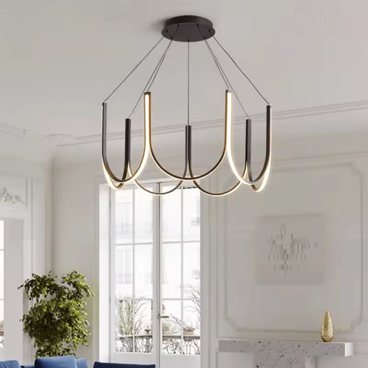 Dans un salon lumineux, suspension LED noire à courbes fluides au style design et minimaliste