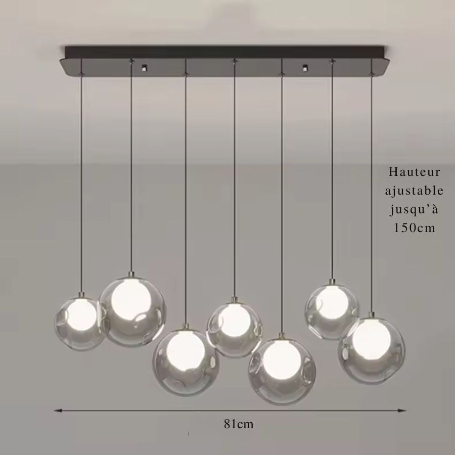 Schéma du lustre linéaire à 7 globes transparents et cœurs lumineux, large de 81 cm et réglable jusqu'à 150 cm de hauteur.