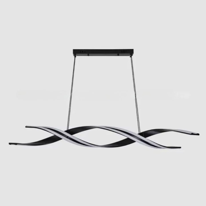 Sur fond blanc, lustre LED noire aux rubans torsadés et entrecroisés, de style minimaliste et sculptural.