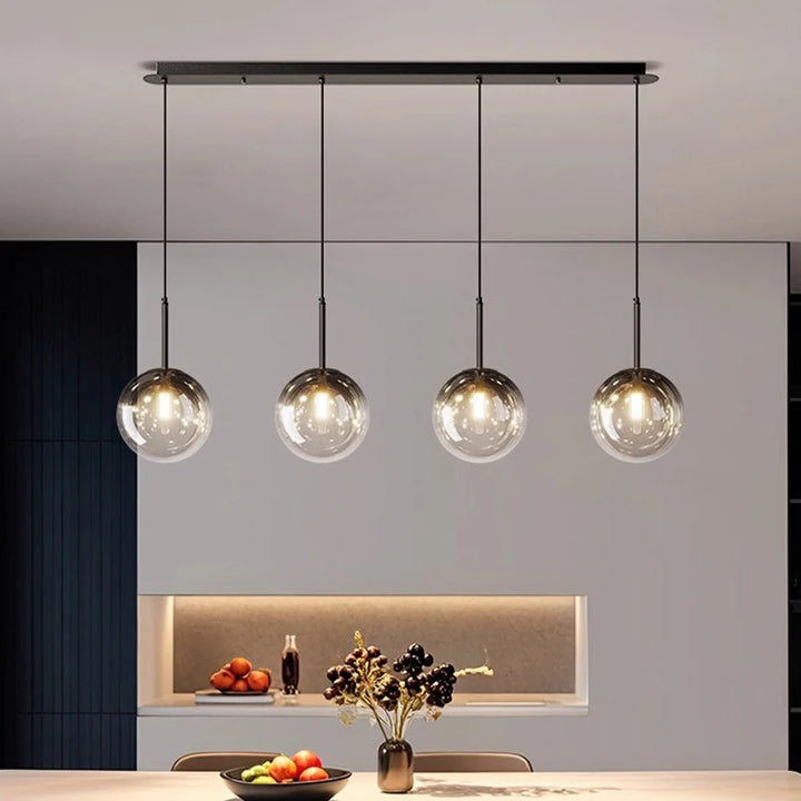 Lustre linéaire contemporain éclairant élégamment une pièce de vie épurée aux teintes douces.
