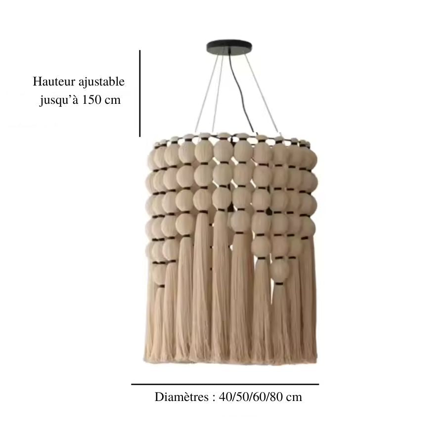 Lustre macramé en coton beige à longues franges, disponible en quatre diamètres avec une hauteur ajustable jusqu'à 150 cm.