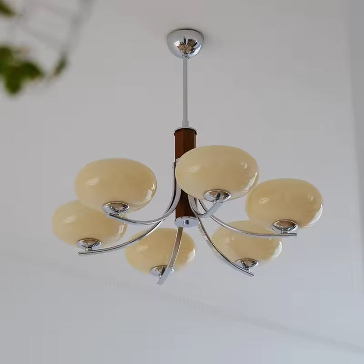 Lustre mid century à 6 abat-jour en verre beige et bras courbes chromés, au style rétro moderniste raffiné