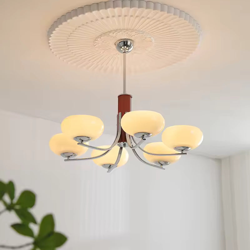 Lustre mid century à 6 abat-jour en verre beige et bras courbes, associé à un plafond décoratif élégant