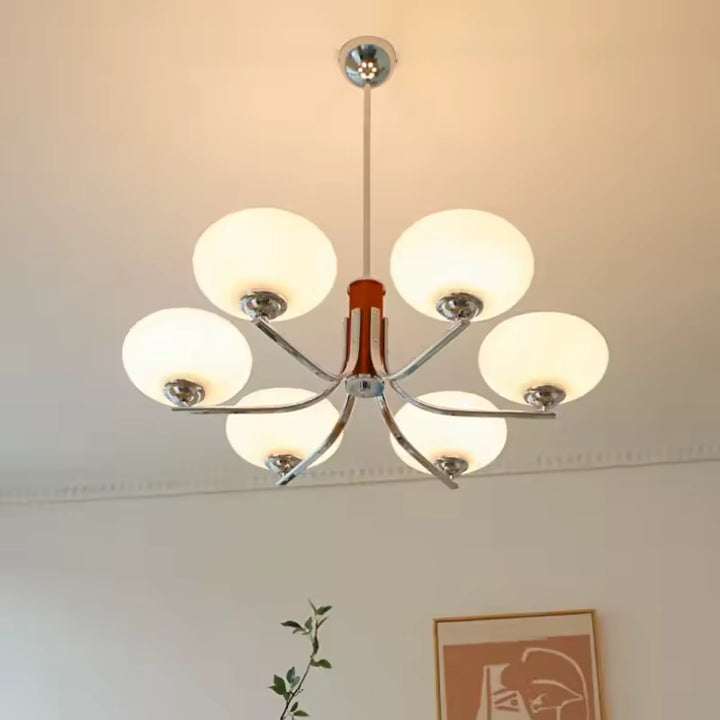 Lustre mid century à 6 abat-jour en verre blanc et bras courbes chromés, dans un esprit vintage moderniste
