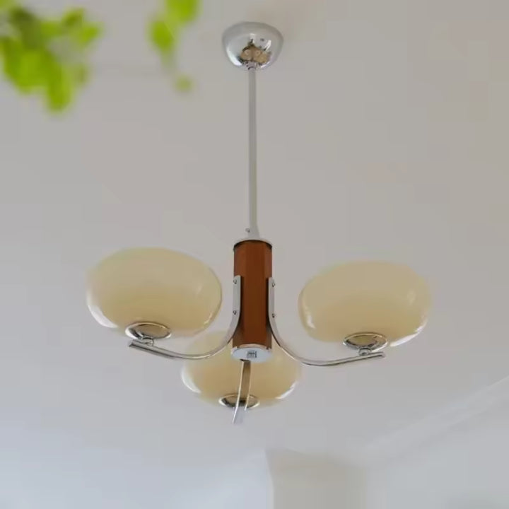 Lustre mid century modern à 3 abat-jour en verre beige et bras courbes chromés, au design rétro élégant