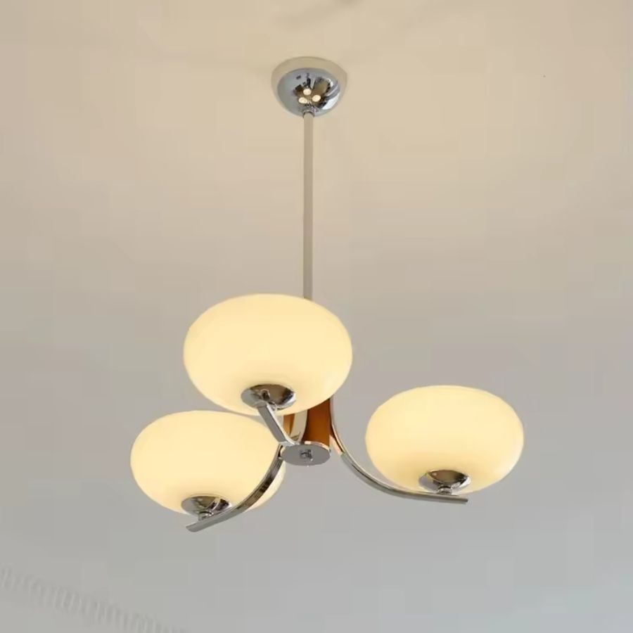 Lustre mid century modern à 3 abat-jour en verre blanc et bras courbes chromés, au style rétro élégant