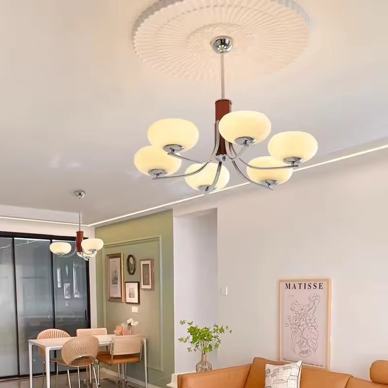 Lustre mid century modern à 6 abat-jour en verre beige, installé dans un salon salle à manger au style rétro chic