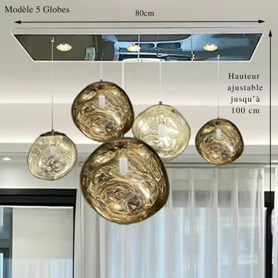 Cinq globes en verre ondulé de tailles variées forment une suspension design en cascade, aux accents modernes et raffinés.