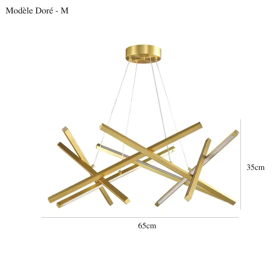 Avec ses 65 cm de largeur, cette suspension dorée au design abstrait associe des lignes lumineuses et une structure aérienne.