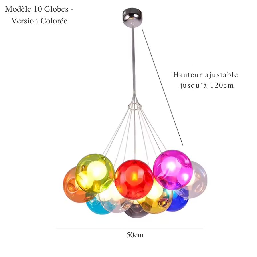 Des sphères rouges, roses, jaunes et bleues s'assemblent en un lustre bulle original à 10 globes de 50 cm de diamètre.