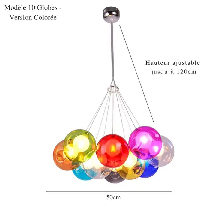 Des sphères rouges, roses, jaunes et bleues s'assemblent en un lustre bulle original à 10 globes de 50 cm de diamètre.