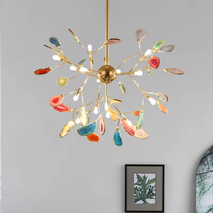 Lustre coloré en agate naturelle aux éclats multicolores, déployés sur de fines branches dorées lumineuses