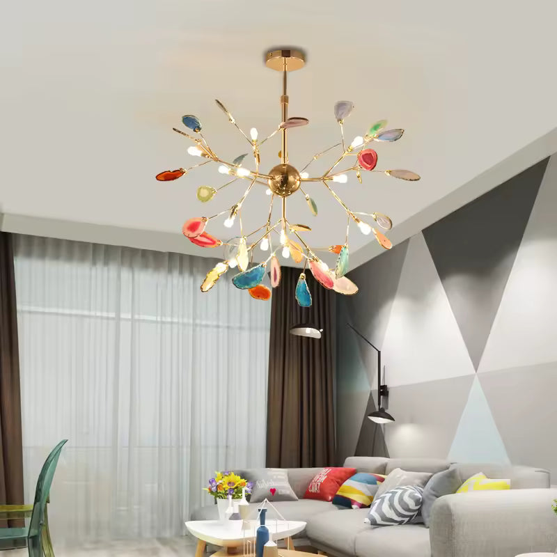 Lustre multicolore à feuilles d’agate naturelle et branches dorées, pièce artistique dans un salon moderne