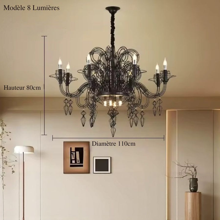 Version huit lumières du lustre noir baroque aux bras en volutes et ornements ajourés, de 110 cm de diamètre sur 80 cm de haut.