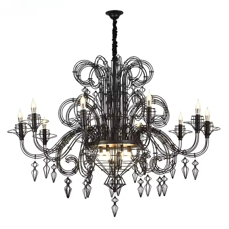 Lustre noir baroque aux volutes métalliques entrelacées, bougies lumineuses et pampilles géométriques d'esprit gothique.