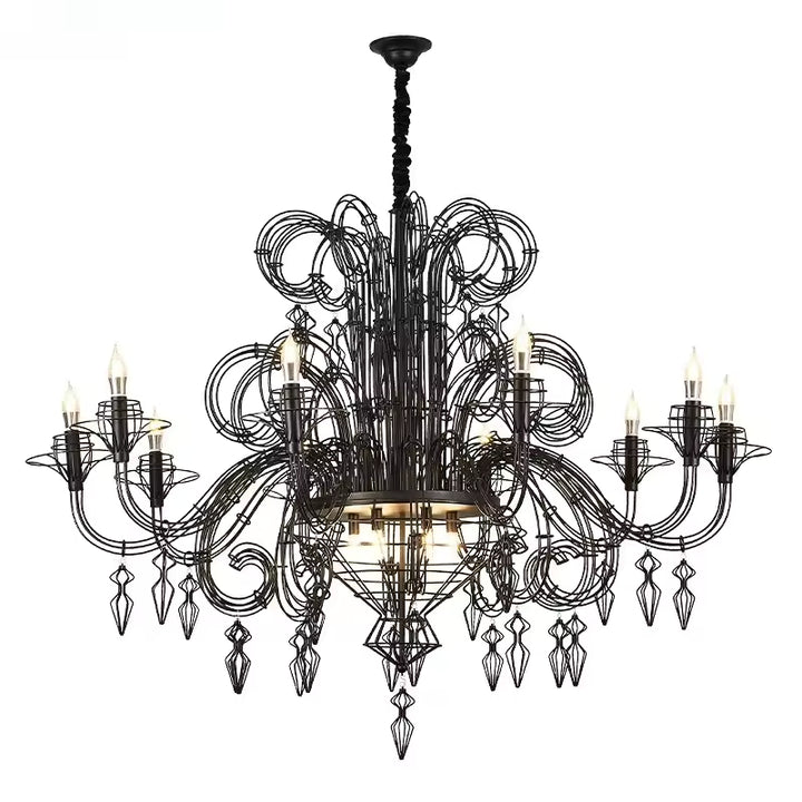Lustre noir baroque aux volutes métalliques entrelacées, bougies lumineuses et pampilles géométriques d'esprit gothique.