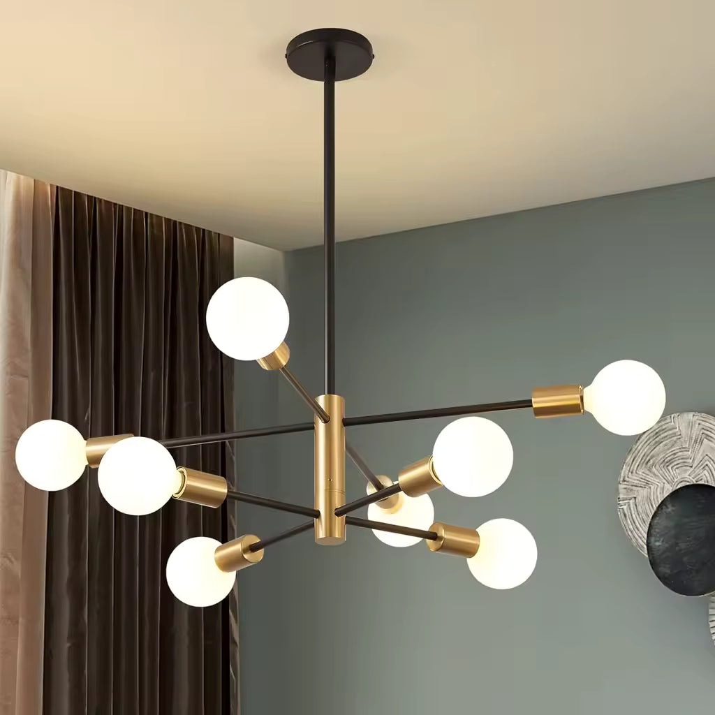 Vue rapprochée d’un lustre noir et doré à 8 ampoules et bras rayonnants, au style sculptural et contemporain