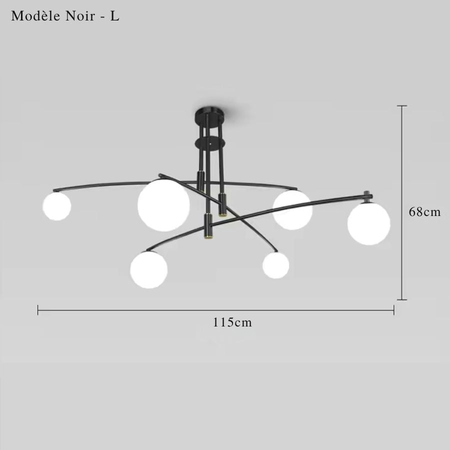 Version L du lustre noir moderniste à six globes opalins, avec structure aérienne de 115 cm de large et 68 cm de haut.