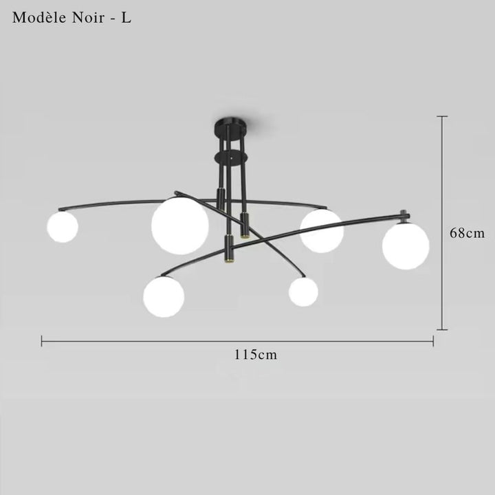 Version L du lustre noir moderniste à six globes opalins, avec structure aérienne de 115 cm de large et 68 cm de haut.