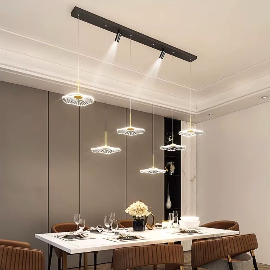 Au-dessus d'une table à manger, suspension noire au style contemporain avec six ombrelles LED étagées et deux spots lumineux.
