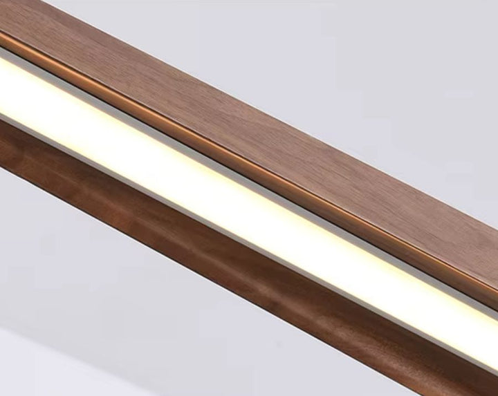 Gros plan sur le lustre noyer LED, avec bande lumineuse intégrée et finition bois au design minimaliste