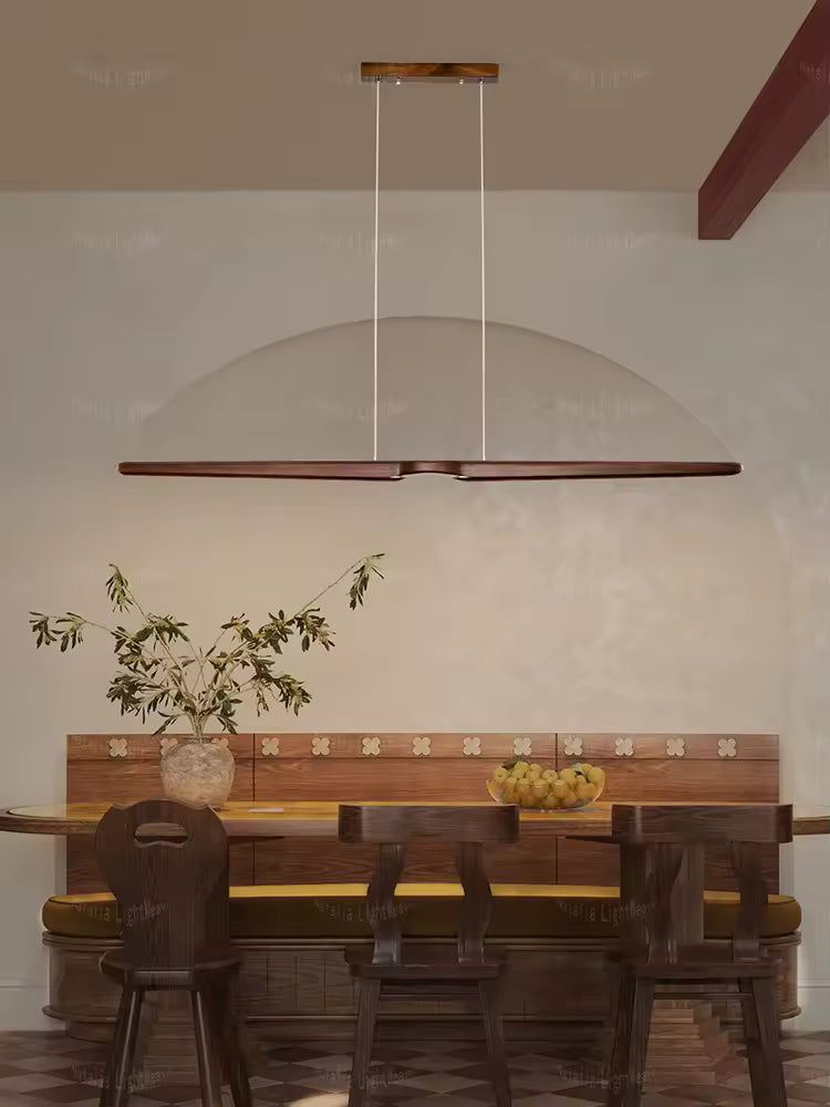 Lustre noyer LED long au design zen et épuré, suspendu dans une salle à manger chaleureuse en bois