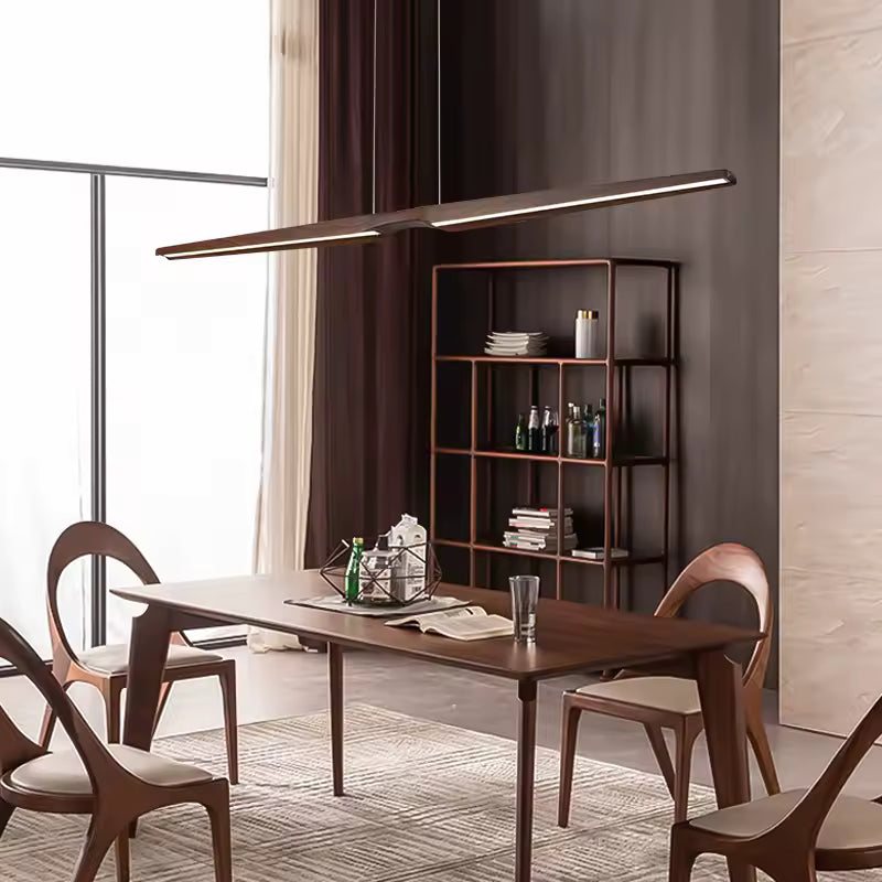 Lustre Noyer Ligne Sculpturale LED au design contemporain, suspendu au-dessus d’une table en bois