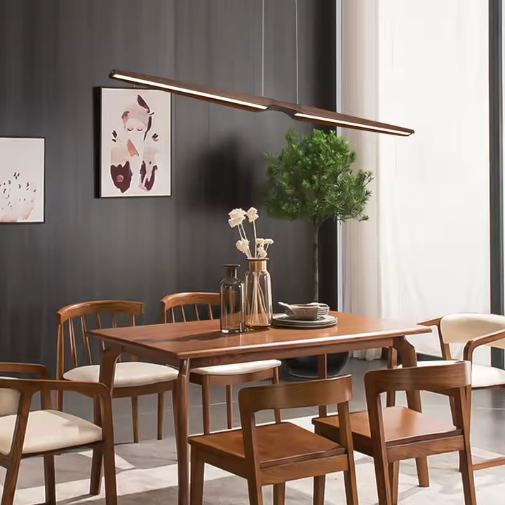 Lustre Noyer Ligne Sculpturale LED au style japandi et minimaliste, suspendu au-dessus d’une table à manger