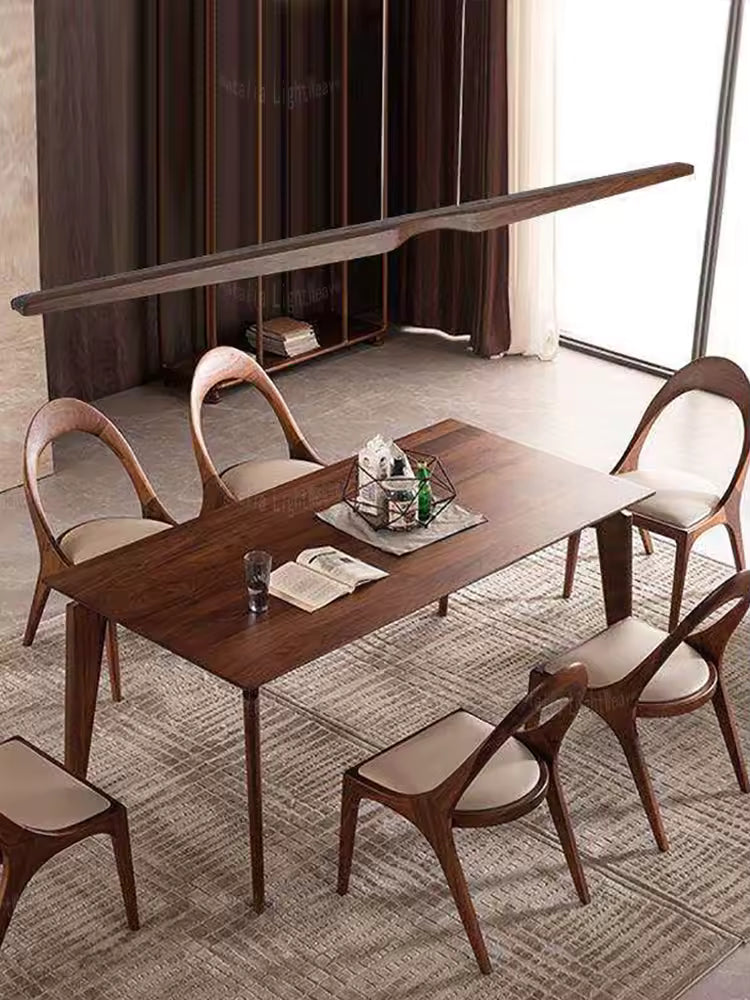 Lustre noyer LED long au style japandi, assorti à une salle à manger en bois aux lignes chaleureuses et épurées