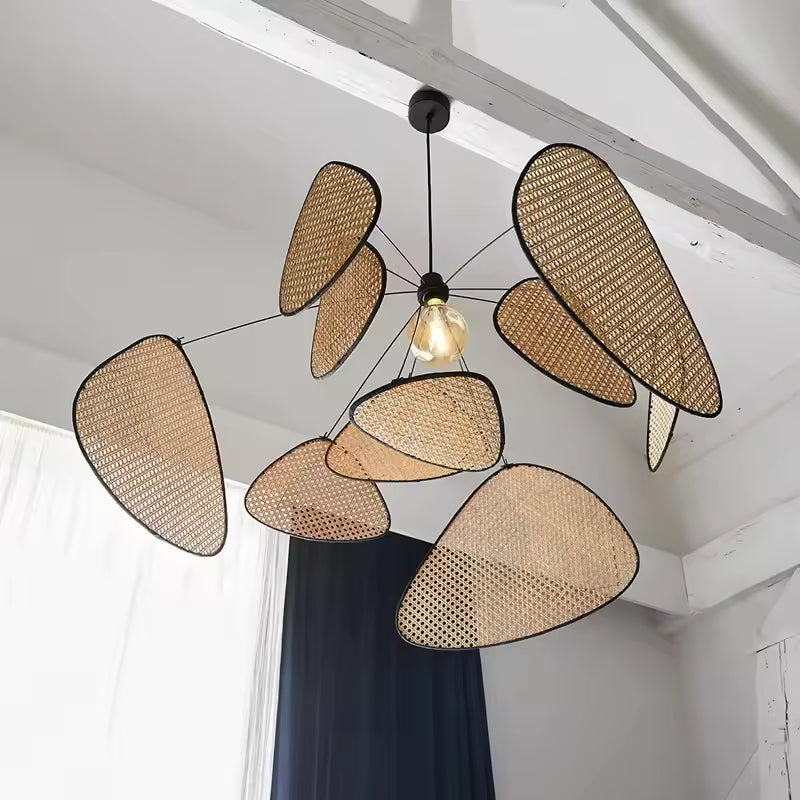 Lustre aérien aux pétales en fibres tressées, entre style bohème contemporain et design organique