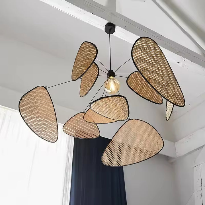 Lustre aérien aux pétales en fibres tressées, entre style bohème contemporain et design organique