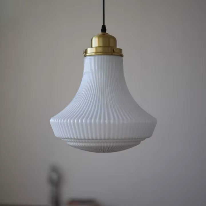 Lustre en opaline blanche nervurée à forme évasée, associé à une monture dorée pour une allure rétro élégante