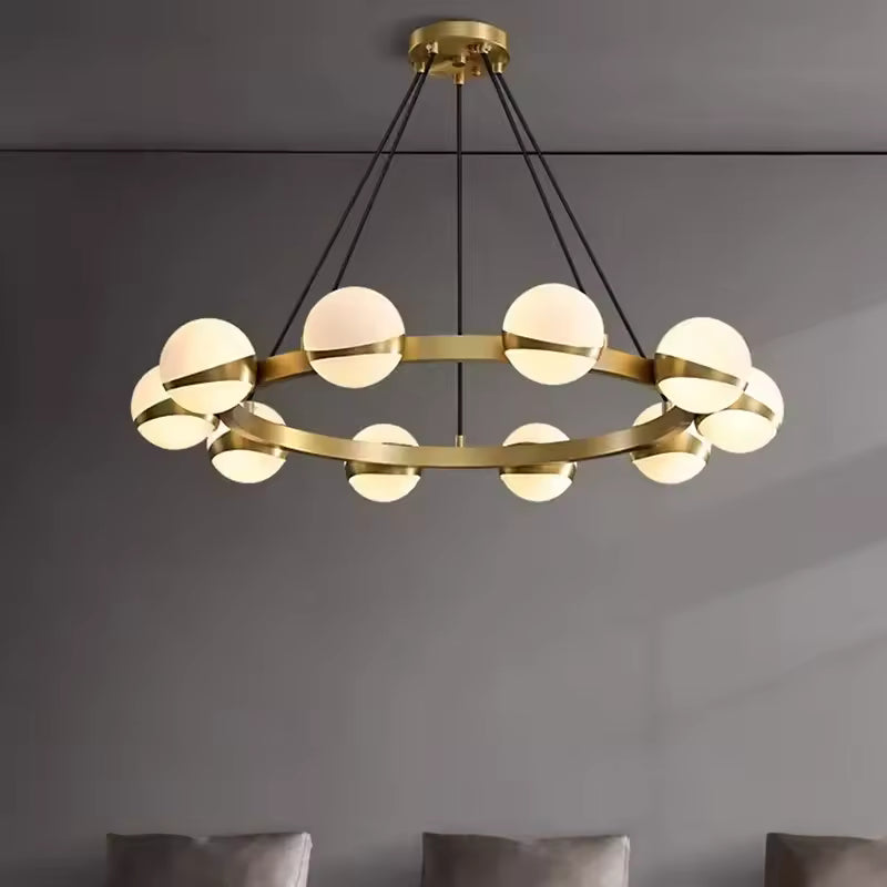Lustre orbital doré à globes lumineux, au design contemporain inspiré des formes célestes et sculpturales