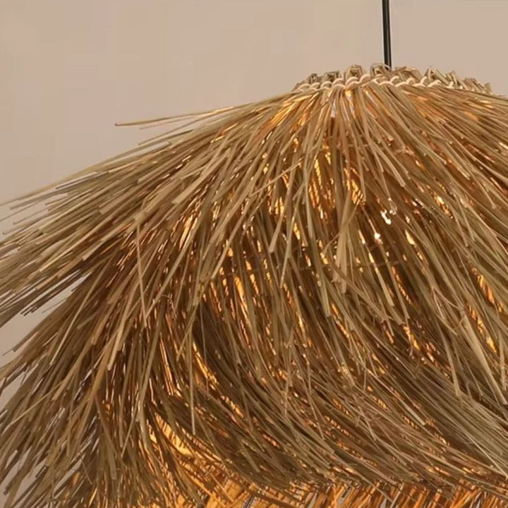 Lustre paille en gros plan, révélant ses fibres naturelles et sa lumière chaude au style organique, balinais et artisanal