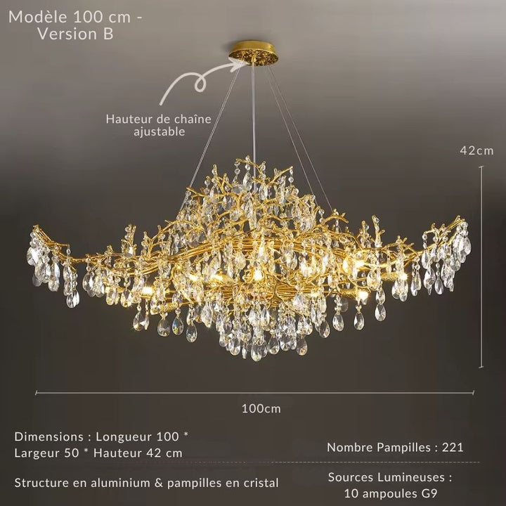 Modèle de 100 cm aux branches dorées sculpturales, orné de nombreuses pampilles de cristal au rendu luxueux