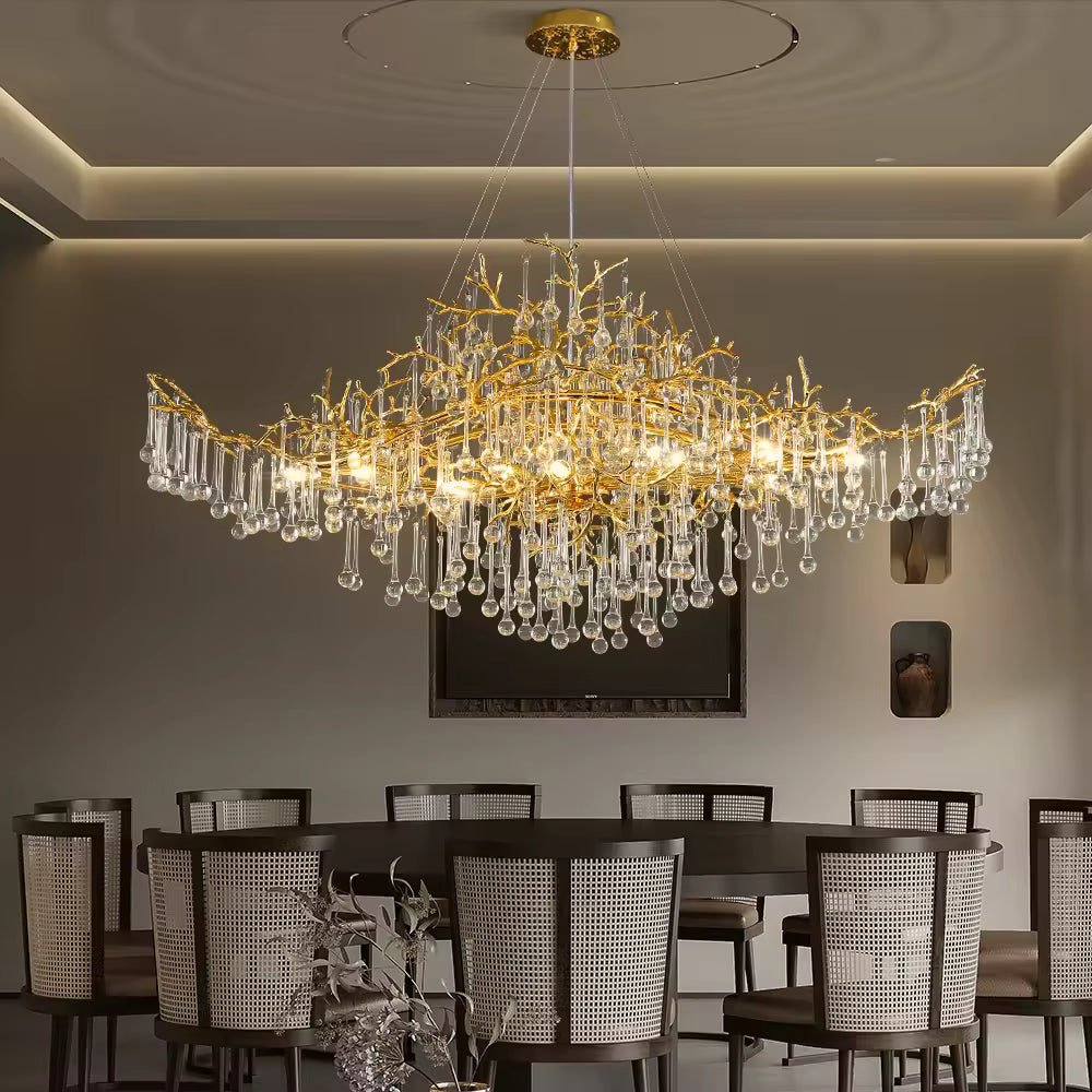 Élégant lustre à pampilles de cristal porté par des branches dorées sculpturales au style organique luxueux