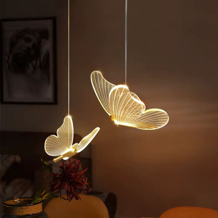 Dans une ambiance feutrée, deux papillons lumineux composent un petit lustre aérien au charme poétique