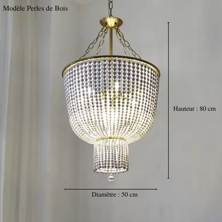 Lustre perle en bois de style classique chic, à structure dorée et rangées en cascade, diamètre 50 cm et hauteur 80 cm.