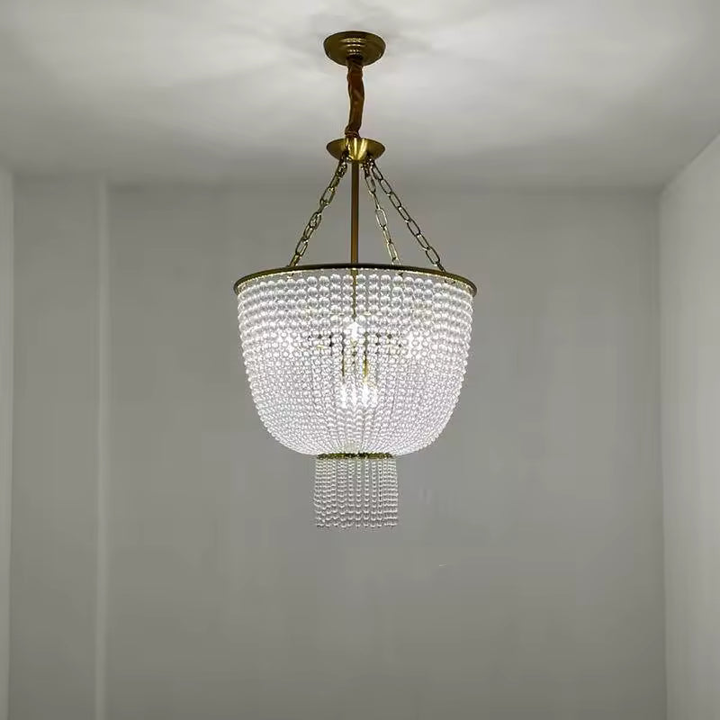Lustre à perles de cristal transparentes au style classique chic, avec structure dorée et cascade lumineuse en forme de coupe.